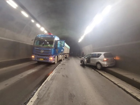众志成城,共推困境,事故车辆横占隧道两车道的紧急救援行动 众志成城,共推困境,事故车辆横占隧道两车道的紧急救援行动